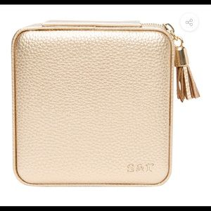 Traveling jewelry case